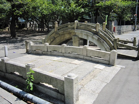 泉穴師神社