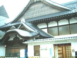 銭湯にしか見えないのだが、銭湯に思えない。