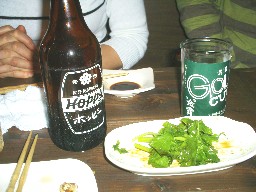 黒ホッぴー、カップ酒、明日葉の辛し和え