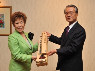 受賞記念の大正琴を贈る北林会長