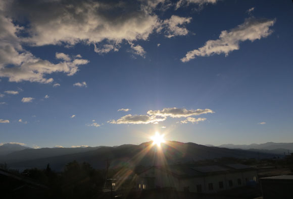 陣馬形山頂からのご来光