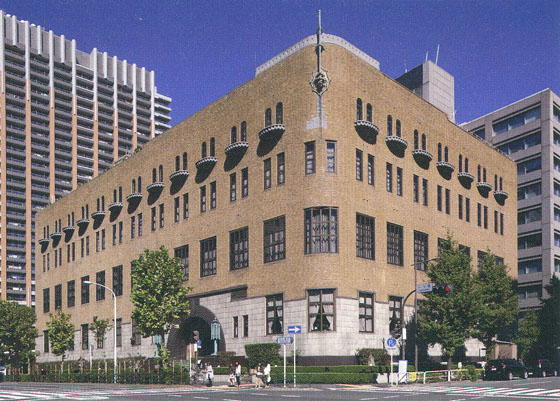 学士会館外観