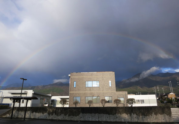 琴伝流本社越しにかかる虹