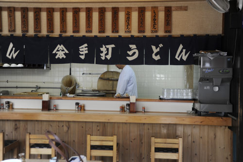 山本うどん店内