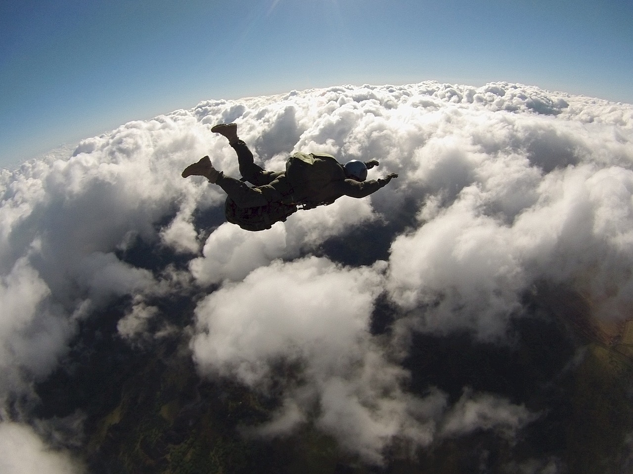 parachute-713653_1280.jpg
