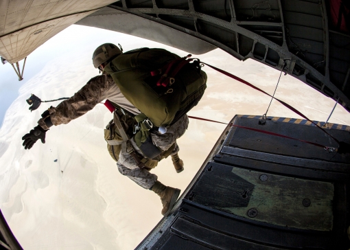 skydiving-805381_1920.jpg
