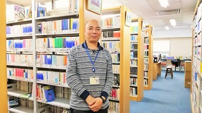 北京・図書室の任正平さん