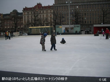 駅の近くのちょっとした広場のスケートリンクの様子