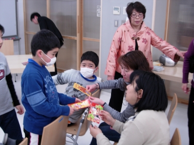 子どもたちには、台湾のお年玉袋(袋オンリー!)がプレゼントされました。