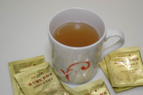 高麗人参の粉末を飲む