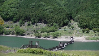 青土ダムの浮き桟橋は家族連れ観光スポット