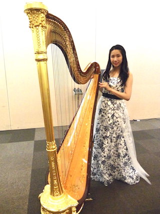 ハープ奏者・大西伶奈