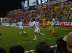 柏スタジアム、コーナーフラッグ付近の取り合い☆18-8-25