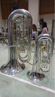 それではまずは小さい方のユーフォニウムのご紹介。 ということでユーフォの2人にどんな楽器か尋ねると、声をそろえて「地味、、、かな 笑」なんて返答が。
