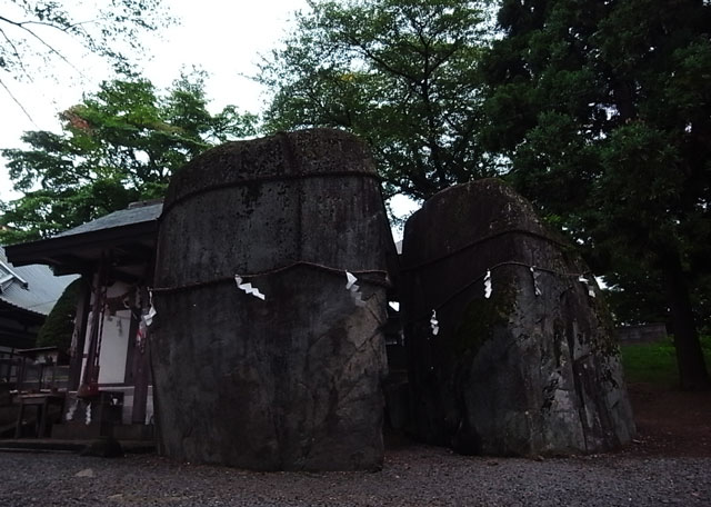 三ツ石神社