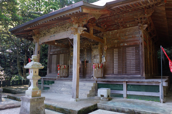 岩殿寺の境内