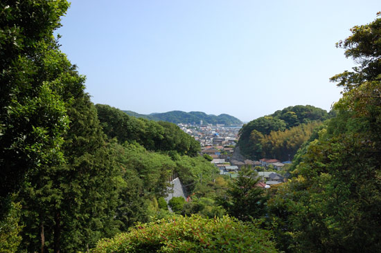 岩殿寺境内から逗子を臨む