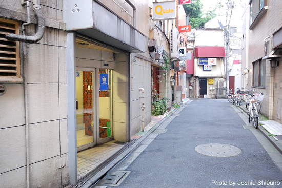 aktaへの入り口は左側のガラス戸です。