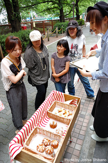 パンが焼きあがるのを待つ人々