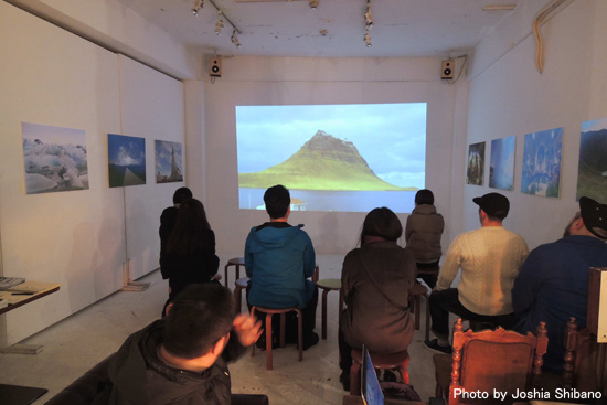 上映スタイルでの展示になります。