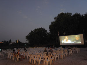 川沿いでの上映会