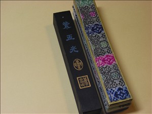 書道具　中国古墨　紫玉光　上海墨廠　油煙104  未使用 書道具 中国古墨 紫玉光 油煙104 上海墨廠 未使用 65g - メルカリ