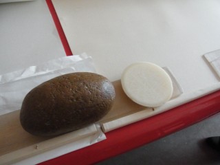 石と蝋
