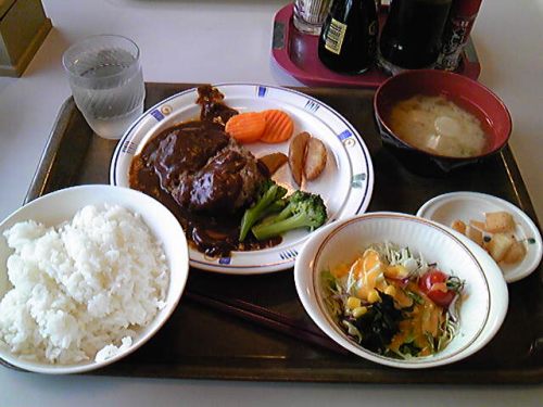 Aランチ「煮込みハンバーグ」670円