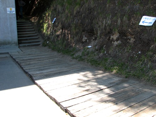 駐車場から見学棟への通路