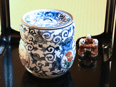 水差「染付色絵唐草」、蓋置「金襴手三閑人」 水差「染付色絵唐草」、蓋置「金襴手三閑人」