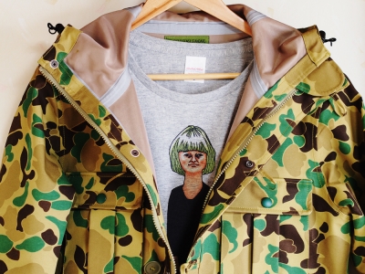 オリジナルTシャツを迷彩ジャケットにあわせる