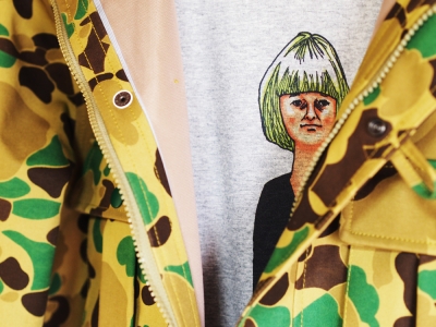 オリジナルTシャツを迷彩ジャケットにあわせる