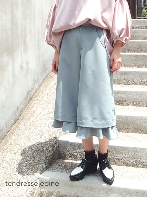 フリルクロップドパンツ(グレー),レディース,秋冬,カタログ階段写真