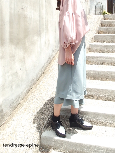 フリルクロップドパンツ(グレー),レディース,秋冬,カタログ階段写真