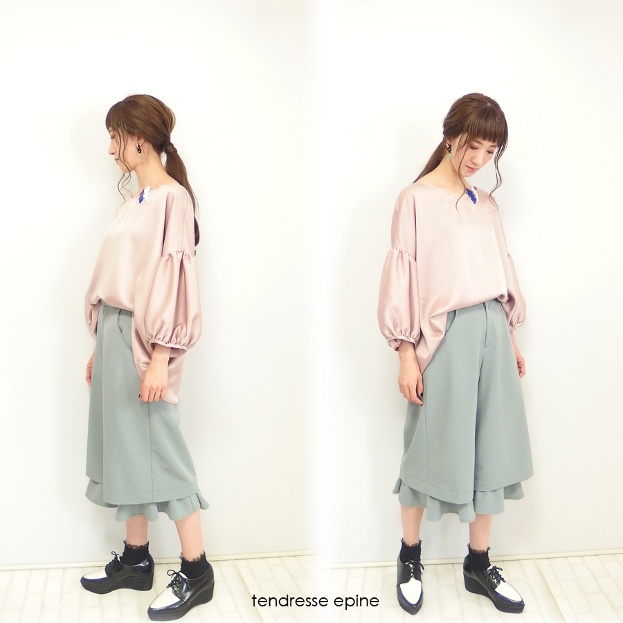 フリルクロップドパンツ(グレー),レディース,秋冬,バルーンスリーブサテンブラウス,着用写真,室内