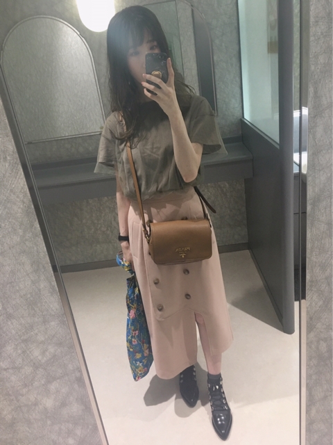 チュールTシャツとトレンチ風アシメスリットスカートのコーディネート