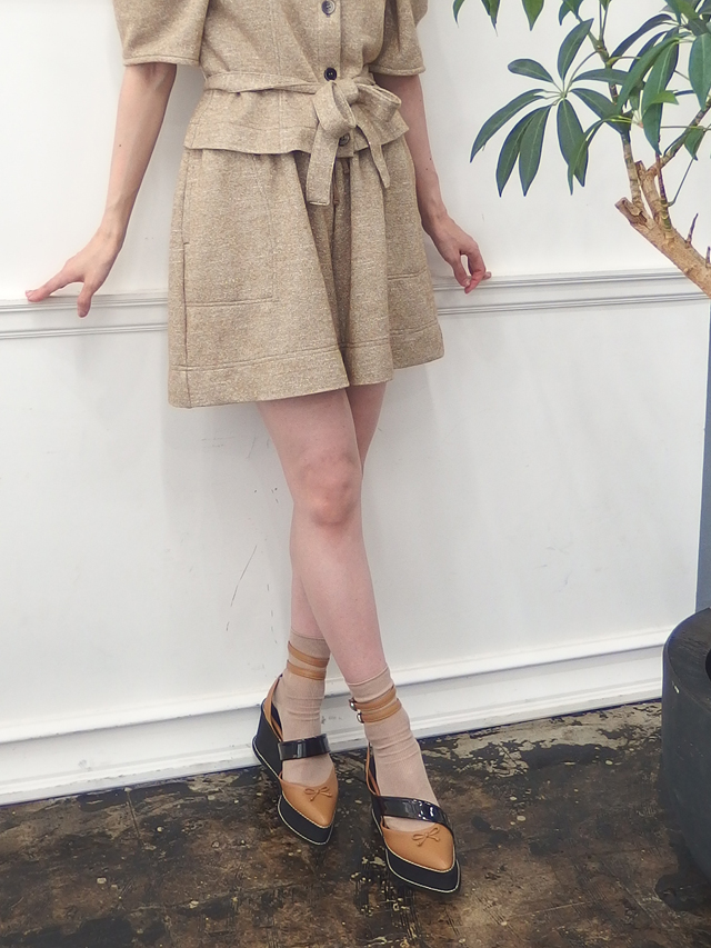 大人フェミニンブランド,30代のショートパンツスタイル,ラメニットショートパンツ