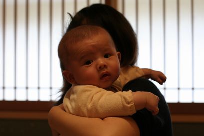 小休止で子をげっぷさせる