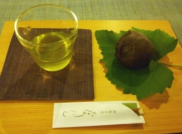 一煎目のお茶とお菓子