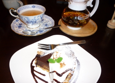 チョコレートタルトとハーブティー