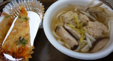 米粉のうどん、ピザ
