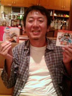 ハガキを持ったYAMAさん