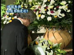 小泉首相千鳥が淵戦没者墓苑参拝(NHKニュースより)