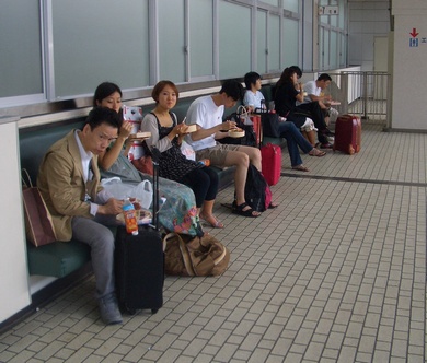 駅弁を車内ではなくホームで頬張るみんな!おいしい?!