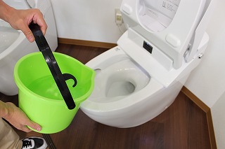各トイレの細かな違い 停電断水時の流し方その２ Lixil Totoの場合 といれたすブログ