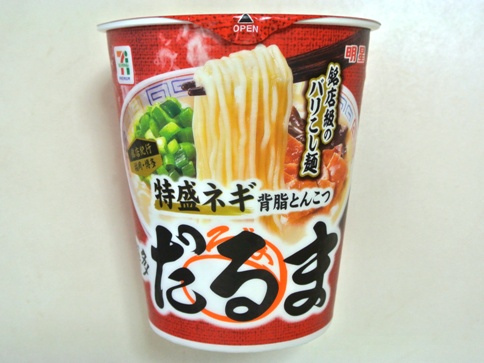 大量のネギと背脂！だるまのカップ麺！特盛ネギ背脂とんこつ