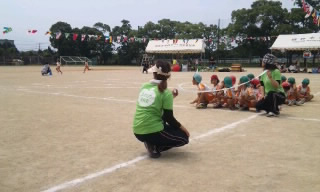近所保育園の運動会でず。元気いっぱいか けっこしています