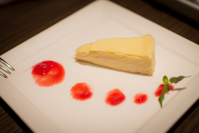 小さなチーズケーキ 甘いトマトのソースで