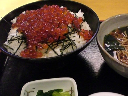 いくら丼とミニ麺のセット