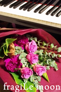 ピアノと薔薇